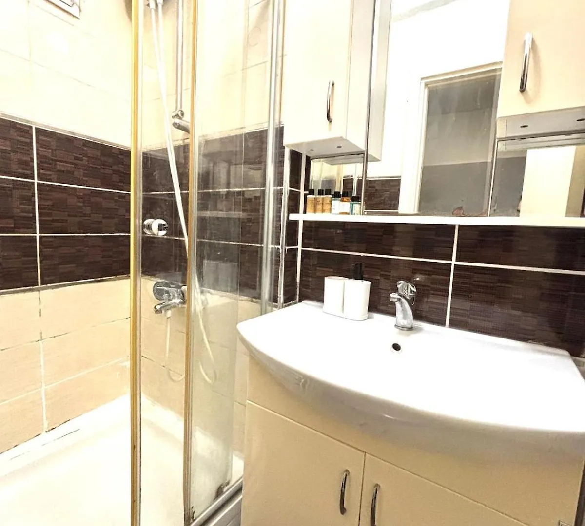Pink House Walk Everywhere, 3Br, Fiber Internet Istanbul